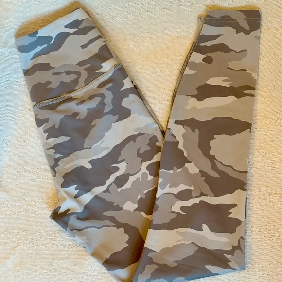 Beyond Yoga Gray Camouflage Leggings - Picture 2 of 4